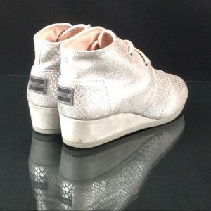 ✔️Tom’s  Wedge Booties